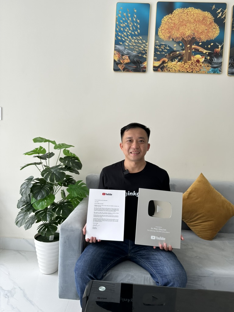 Nút Bạc YouTube — hơn 100.000 người đăng ký